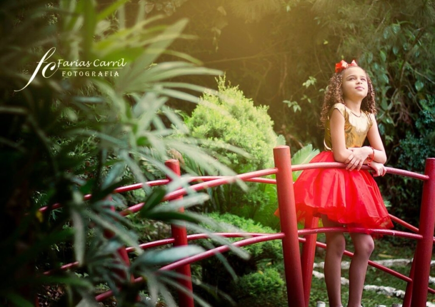 niña en la naturaleza